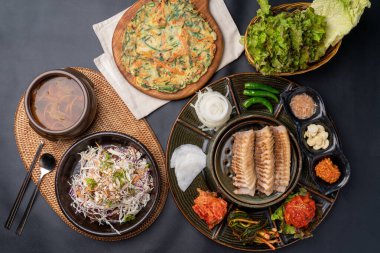 Deniz ürünleri gözlemesi, krep, krep, deniz ürünleri, erişte tabağı, meze, haşlanmış domuz eti, yemek, yemek, yemek, yemek, sebze, çorba, sağlıklı pirinç, et, mutfak, kase, balık, beyaz