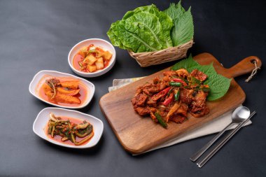 Gamjatang, domuz omurgası, sıcak tencere, haşlanmış pollack, kırmızı biber ezmesi domuz bulgogi, bulgogi, yan yemek, Kore yemeği, yemek, akşam yemeği, salata, mutfak, sebze, tabak, öğle yemeği, sağlıklı,