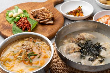 Kore yemeği, aperatif, kalguksu, hamur çorbası, hamur köftesi, bossam, domuz eti, haşlanmış domuz eti, meze, yemek, yemek, yemek, çorba, tabak, tabak, tabak, sebze, mutfak, sağlıklı, beyaz, kahvaltı.