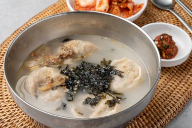 Kore yemeği, aperatif, kalguksu, hamur çorbası, hamur köftesi, bossam, domuz eti, haşlanmış domuz eti, meze, yemek, yemek, yemek, çorba, tabak, tabak, tabak, sebze, mutfak, sağlıklı, beyaz, kahvaltı.
