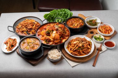 Kızarmış işkembe, domuz işkembesi, dakdoritang, dakdoritang, dakdoritang, kızartılmış baharatlı domuz eti, doenjang güveci, kimchi yahnisi, Kore yemeği, geleneksel yemekler, meze