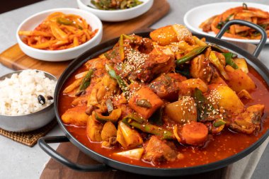 Kızarmış işkembe, domuz işkembesi, dakdoritang, dakdoritang, dakdoritang, kızartılmış baharatlı domuz eti, doenjang güveci, kimchi yahnisi, Kore yemeği, geleneksel yemekler, meze