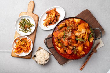 Kızarmış işkembe, domuz işkembesi, dakdoritang, dakdoritang, dakdoritang, kızartılmış baharatlı domuz eti, doenjang güveci, kimchi yahnisi, Kore yemeği, geleneksel yemekler, meze