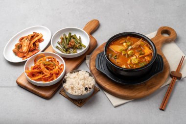 Kızarmış işkembe, domuz işkembesi, dakdoritang, dakdoritang, dakdoritang, kızartılmış baharatlı domuz eti, doenjang güveci, kimchi yahnisi, Kore yemeği, geleneksel yemekler, meze