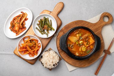 Kızarmış işkembe, domuz işkembesi, dakdoritang, dakdoritang, dakdoritang, kızartılmış baharatlı domuz eti, doenjang güveci, kimchi yahnisi, Kore yemeği, geleneksel yemekler, meze