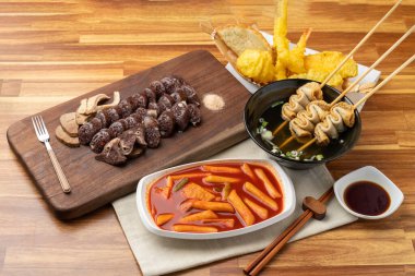 Atıştırmalık, Kore yemeği, tteokbokki, sundae, kızarmış yiyecek, balık köftesi, balık köftesi şiş, domuz ciğeri, kızarmış yumurta, kalamar, deniz yosunu rulosu, çikolata, tatlı, tatlı, tatlı, kek, lezzetli,