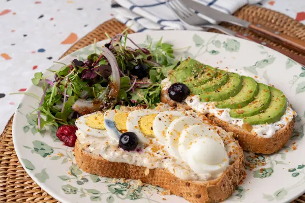 Sandviç, sandviç, brunch, mısır salatası, tavuk, avokado, dana bulgogi, bulgogi, jambon peyniri, Londra, sis çayı latte, greyfurt içeceği, elma, tarçınlı latte, lavanta, limonata, ev yapımı tiramisu, tiramisu.