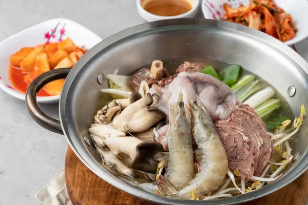 stock image Galbi-tang, Seolleong-tang, Naju-gom-tang, Yukgaejang, Bibim-myeon, Cold Noodles, Cold Noodles, Korean food, Beef Galbi octopus shrimp hot pot, Sogal-nak-sae hot pot, Son Mandu, Dumpling, Dumpling
