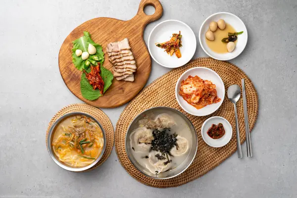 Kore yemeği, aperatif, kalguksu, hamur çorbası, hamur köftesi, bossam, domuz eti, haşlanmış domuz eti, meze, yemek, yemek, yemek, çorba, tabak, tabak, tabak, sebze, mutfak, sağlıklı, beyaz, kahvaltı.