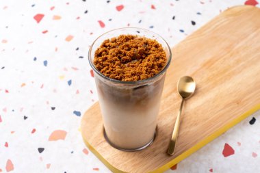 Jolly Pong shake, shake, berry latte, latte, rotus latte, siyah susamlı latte, vanilyalı latte, Madeleine, tereyağlı koni, çörek, kafe, kahve, süt, yemek, kahvaltı, bardak, ekmek,