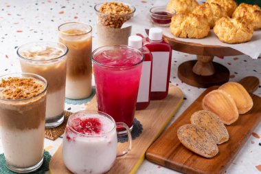 Jolly Pong shake, shake, berry latte, latte, rotus latte, siyah susamlı latte, vanilyalı latte, Madeleine, tereyağlı koni, çörek, kafe, kahve, süt, yemek, kahvaltı, bardak, ekmek,