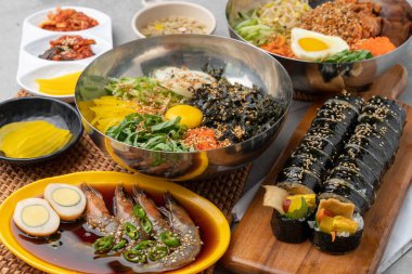 Gimbap, abur cubur, soya soslu karides, bibibimbap, baharatlı kızarmış domuz bibibimbap, Kore yemeği, sebze, sebze, vegan, meze, yemek, sebze, yemek, tabak, salata, et, yemek,,