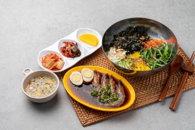 Gimbap, abur cubur, soya soslu karides, bibibimbap, baharatlı kızarmış domuz bibibimbap, Kore yemeği, sebze, sebze, vegan, meze, yemek, sebze, yemek, tabak, salata, et, yemek,,
