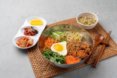 Gimbap, abur cubur, soya soslu karides, bibibimbap, baharatlı kızarmış domuz bibibimbap, Kore yemeği, sebze, sebze, vegan, meze, yemek, sebze, yemek, tabak, salata, et, yemek,,