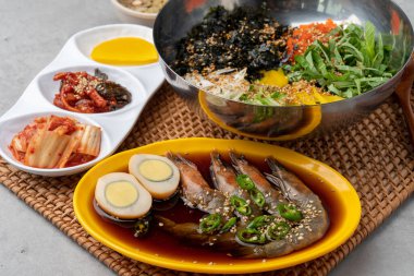 Gimbap, abur cubur, soya soslu karides, bibibimbap, baharatlı kızarmış domuz bibibimbap, Kore yemeği, sebze, sebze, vegan, meze, yemek, sebze, yemek, tabak, salata, et, yemek,,