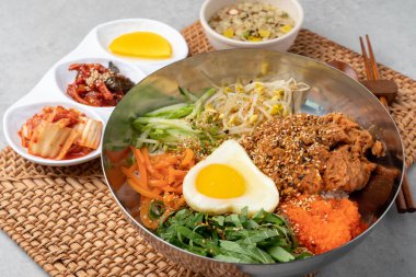 Gimbap, abur cubur, soya soslu karides, bibibimbap, baharatlı kızarmış domuz bibibimbap, Kore yemeği, sebze, sebze, vegan, meze, yemek, sebze, yemek, tabak, salata, et, yemek,,
