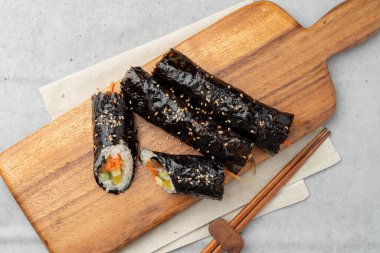 Gimbap, Kore yemeği, abur cubur, deniz yosunu, pirinç rulosu, küçük gimbap, yemek, suşi, pirinç, Japon yemeği, balık, tabak, yemek, gurme, somon, beyaz, yemek çubukları, pasta, öğle yemeği, deniz ürünleri, sağlıklı, izole edilmiş,