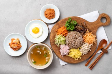 Genç yaz turpu kimbap bibibimbap, bibibimbap, turp yeşili, haşlanmış domuz eti ve kimchi, haşlanmış kimchi, meze, Kore yemeği, vejetaryen yemeği, geleneksel yemek, yemek.