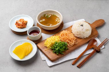 Genç yaz turpu kimbap bibibimbap, bibibimbap, turp yeşili, haşlanmış domuz eti ve kimchi, haşlanmış kimchi, meze, Kore yemeği, vejetaryen yemeği, geleneksel yemek, yemek.