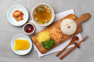 Genç yaz turpu kimbap bibibimbap, bibibimbap, turp yeşili, haşlanmış domuz eti ve kimchi, haşlanmış kimchi, meze, Kore yemeği, vejetaryen yemeği, geleneksel yemek, yemek.