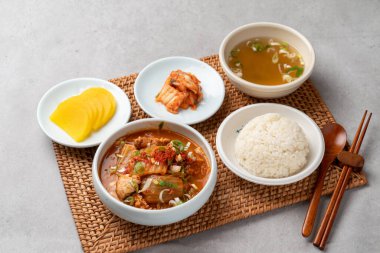 Genç yaz turpu kimbap bibibimbap, bibibimbap, turp yeşili, haşlanmış domuz eti ve kimchi, haşlanmış kimchi, meze, Kore yemeği, vejetaryen yemeği, geleneksel yemek, yemek.