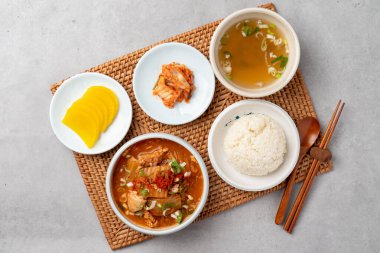 Genç yaz turpu kimbap bibibimbap, bibibimbap, turp yeşili, haşlanmış domuz eti ve kimchi, haşlanmış kimchi, meze, Kore yemeği, vejetaryen yemeği, geleneksel yemek, yemek.