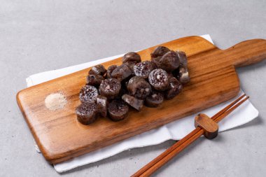 Chalsundae, sundae, rice tteokbokki, cup rice rice rice rice rice, clear fish cake, spicy fish cake, sotteok sotteok, colpalmiye, seaweed roll, fried, yaki dumpling, food, meat, chicken, fried, meal,