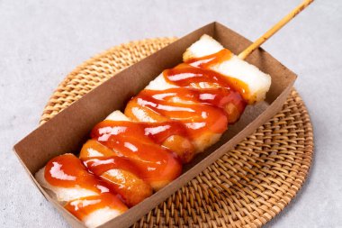 Chalsundae, sundae, rice tteokbokki, cup rice rice rice rice rice, clear fish cake, spicy fish cake, sotteok sotteok, colpalmiye, seaweed roll, fried, yaki dumpling, food, meat, chicken, fried, meal,