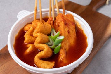 Chalsundae, sundae, rice tteokbokki, cup rice rice rice rice rice, clear fish cake, spicy fish cake, sotteok sotteok, colpalmiye, seaweed roll, fried, yaki dumpling, food, meat, chicken, fried, meal,