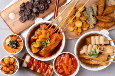 Chalsundae, sundae, rice tteokbokki, cup rice rice rice rice rice, clear fish cake, spicy fish cake, sotteok sotteok, colpalmiye, seaweed roll, fried, yaki dumpling, food, meat, chicken, fried, meal,