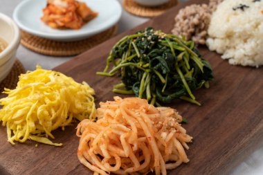 Genç yaz turpu kimbap bibibimbap, bibibimbap, turp yeşili, haşlanmış domuz eti ve kimchi, haşlanmış kimchi, meze, Kore yemeği, vejetaryen yemeği, geleneksel yemek, yemek.