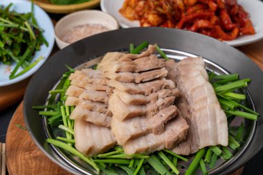 Kore yemeği, bossam, domuz ayağı, domuz ayağı, domuz buğulama domuz ayağı, meze, marul, sarımsak ezmesi, perilla yaprağı, soğan soğanı, kimchi, yemek, et, yemek, akşam yemeği, domuz eti, tavuk, tabak, pirinç, tabak, yemek, mutfak.