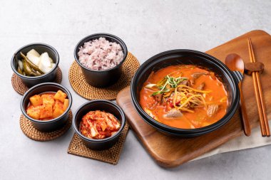 Soğuk erişte, Kore yemeği, baharatlı şehriye, sığır eti, etli börek, köfte, kızarmış domuz eti, erişte çorbası, akşamdan kalma çorbası, geleneksel, yukgaejang, yemek, suşi, yemek, izole edilmiş yemek.