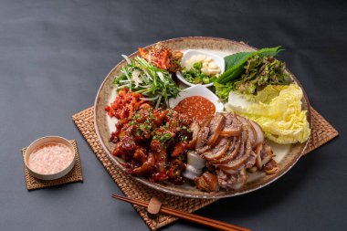 Domuz buğulama, domuz ayağı, baharatlı domuz ayağı, deniz salyangozu, baharatlı balık, erişte tepsisi, Kore yemeği, geleneksel yemek, domuz eti, yemek, et, akşam yemeği, tabak, öğle yemeği, tavuk, sebze.