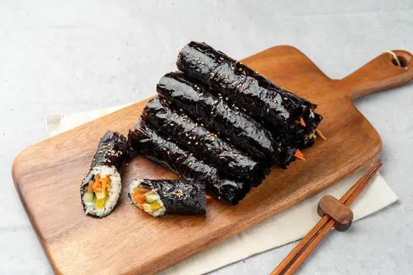 Gimbap, Kore yemeği, abur cubur, deniz yosunu, pirinç rulosu, küçük gimbap, yemek, suşi, pirinç, Japon yemeği, balık, tabak, yemek, gurme, somon, beyaz, yemek çubukları, pasta, öğle yemeği, deniz ürünleri, sağlıklı, izole edilmiş,