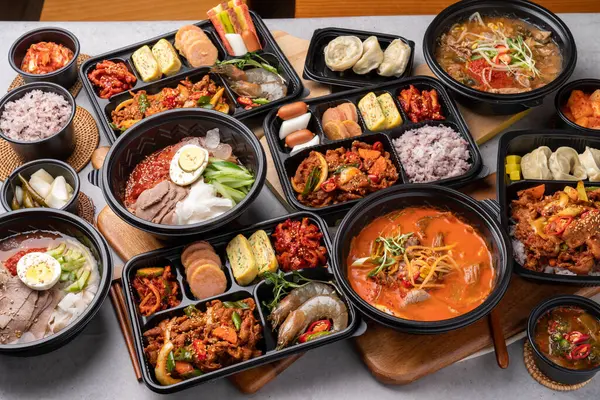 Koude Noedels Koreaans Eten Pittige Noedels Rundvlees Vlees Dumplings Dumplings Rechtenvrije Stockafbeeldingen