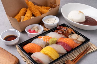 Çiğ balık, somon, mochi-ridofu, suşi, çeşit çeşit suşi, kızarmış yengeç bacağı, kızarmış yemek, Japon yemeği, balık, yemek, kahvaltı, yemek, ekmek, pasta, tatlı, tatlı, tabak, pasta, masa, meyve.