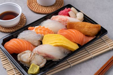 Çiğ balık, somon, mochi-ridofu, suşi, çeşit çeşit suşi, kızarmış yengeç bacağı, kızarmış yemek, Japon yemeği, balık, yemek, kahvaltı, yemek, ekmek, pasta, tatlı, tatlı, tabak, pasta, masa, meyve.