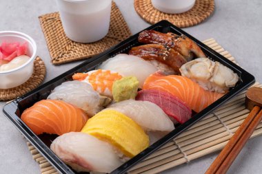 Çiğ balık, somon, mochi-ridofu, suşi, çeşit çeşit suşi, kızarmış yengeç bacağı, kızarmış yemek, Japon yemeği, balık, yemek, kahvaltı, yemek, ekmek, pasta, tatlı, tatlı, tabak, pasta, masa, meyve.