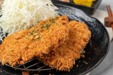 Harekatsu, domuz pirzolası, karides pirzolası, kimchi, kimchi, peynir katsu, udon, roskatsu, balık pirzolası, meze, sos, lahana, yemek, yemek, akşam yemeği, yemek, et, pirinç, pişirme, mutfak, tava.