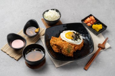 Harekatsu, domuz pirzolası, karides pirzolası, kimchi, kimchi, peynir katsu, udon, roskatsu, balık pirzolası, meze, sos, lahana, yemek, yemek, akşam yemeği, yemek, et, pirinç, pişirme, mutfak, tava.