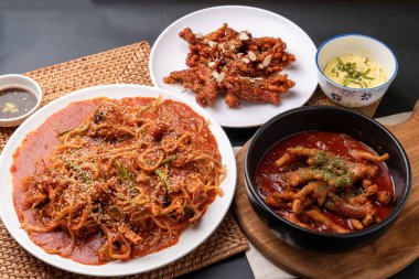 Karıştırılmış baharatlı çorba, kızarmış tavuk ayağı, buğulanmış maymun balığı, Kore yemeği, tavuk ayağı, buğulanmış balık, baharatlı yemek, yemek, yemek, yemek, akşam yemeği, makarna, tabak, erişte, sebze, deniz ürünleri, deniz ürünleri.