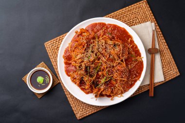 Karıştırılmış baharatlı çorba, kızarmış tavuk ayağı, buğulanmış maymun balığı, Kore yemeği, tavuk ayağı, buğulanmış balık, baharatlı yemek, yemek, yemek, yemek, akşam yemeği, makarna, tabak, erişte, sebze, deniz ürünleri, deniz ürünleri.