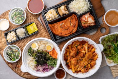 Dalgalbi, Kore yemeği, Chuncheon, peynir, baharatlı karabuğday eriştesi, erişte, meze, Kore gözlemesi, yemek, yemek, yemek, akşam yemeği, mutfak, sebze, pirinç, öğle yemeği, kase, sağlıklı, lezzetli, salata.