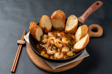 Domuz eti, domuz eti, domuz pirzolası, kaburga, domuz eti, ön bacak, karides, kızarmış domuz, beslenme çantası, domuz kaburgası, yemek, açık büfe, meyve, restoran, salata, mutfak.,