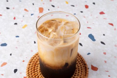 Melow, limonlu kurabiyeler, fesleğenli çörekler, kiraz, vanilyalı, soğuk bira, mantar peyniri, mugwort pound, kek, dondurma, latte, kafe, içecek, yiyecek, et, et, tabak, yemek, akşam yemeği, domuz eti.