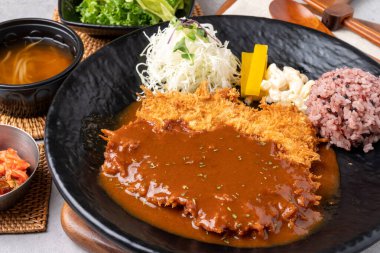 Sığır filetosu, domuz eti, domuz pirzolası, hamburger bifteği, kırmızı biber ezmesi, bulgogi, beslenme çantası, mantar, kızarmış kalamar, yumurta rulo, yumurta rulo, yumurta, salata, pirinç, yemek, suşi, yemek, tatlı, Japon yemeği.