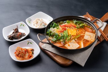 Bibimbap, Kore yemeği, haşlanmış baharatlı tavuk, haşlanmış baharatlı tavuk, budae jjigae, kızarmış baharatlı domuz eti, domuz eti, yemek, yemek, tabak, sebze, tava, et, sağlıklı, mutfak, tavuk, kase.,