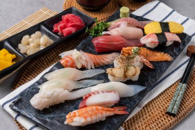 Flatfish, sushi, somon balığı, saşimi, karides, ton balığı ve Japonca, yemek, yemek, gurme, peynir, balık, tabak, taze, mutfak, sağlıklı pizza, çerez, suşi, akşam yemeği, salata, aperatif, lezzetli