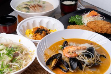 Domuz pirzolası, kızarmış domuz eti, sığır filetosu, fileto, bonfile, Jeju eti, erişte, Yangji, pirinç eriştesi, nagasaki, jjamppong, Japon yemeği, yemek, çorba, sebze, yemek, yemek, tabak, domates, kırmızı